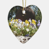 Violas in einem Steintrog. Keramikornament (Links)
