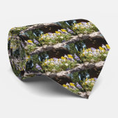 Violas in einem Steintrog. Krawatte (Gerollt)