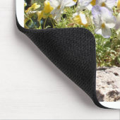 Violas in einem Steintrog. Mousepad (Ecke)