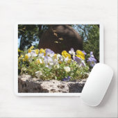 Violas in einem Steintrog. Mousepad (Mit Mouse)