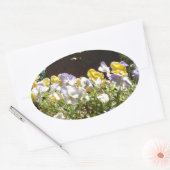Violas in einem Steintrog. Ovaler Aufkleber (Umschlag)
