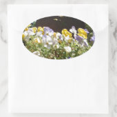 Violas in einem Steintrog. Ovaler Aufkleber (Tasche)