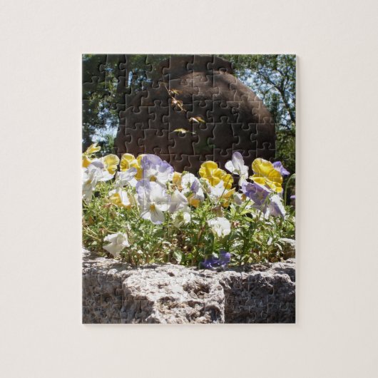 Violas in einem Steintrog. Puzzle (Vertikal)