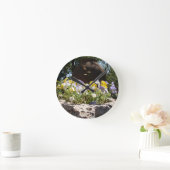 Violas in einem Steintrog. Runde Wanduhr (Zuhause)