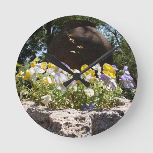 Violas in einem Steintrog. Runde Wanduhr (Vorderseite)
