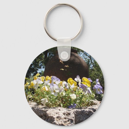 Violas in einem Steintrog. Schlüsselanhänger (Vorderseite)
