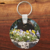 Violas in einem Steintrog. Schlüsselanhänger (Vorderseite)