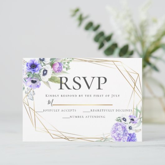 Violet Anemone Floral Wedding RSVP Einladung (Stehend Vorderseite)