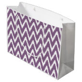 Violet Asian Moods Ikat Chevrons Große Geschenktüte (Rückseite Schrägansicht)