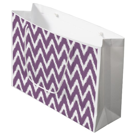 Violet Asian Moods Ikat Chevrons Große Geschenktüte (Vorderseite Schrägansicht)