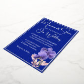Violet-Blume auf Royal Blue Wedding Silver Folieneinladung (Gedreht)