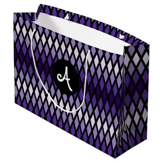 Violet Diamond Ombre Monogram Große Geschenktüte (Rückseite Schrägansicht)
