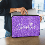 Violet Glitzer Pinselstrichname Laptopschutzhülle<br><div class="desc">Entwerfen Sie Ihren eigenen blauen violetten Luxus-Glitzer mit Namen oder Monogramm. Passen Sie den Stil und die Größe des Schriftartes an. Verschieben,  duplizieren oder löschen Sie die Imitate funkeln Grafik.</div>