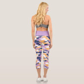 Violet Lila dunkelblau, gelb, Camouflage Muster Capri Leggings (Rückseite)