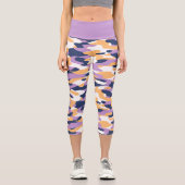 Violet Lila dunkelblau, gelb, Camouflage Muster Capri Leggings (Vorderseite)
