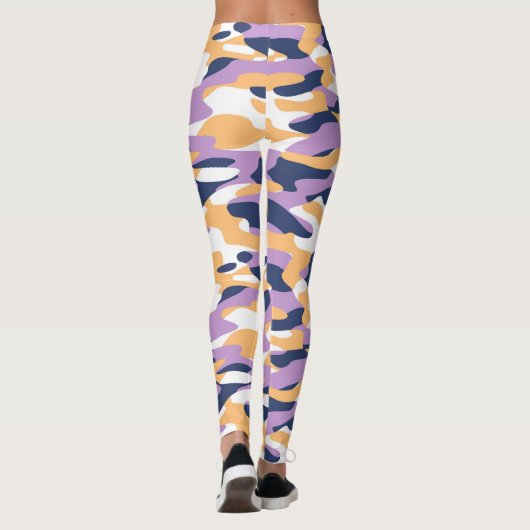 Violet Lila dunkelblau, gelb, Camouflage Muster Leggings (Rückseite)