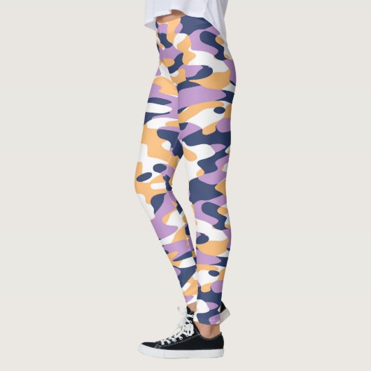 Violet Lila dunkelblau, gelb, Camouflage Muster Leggings (Links)