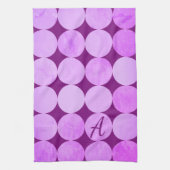 Violet, Lila Magenta und rosa Circles Monogramm Geschirrtuch (Vertikal)