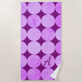 Violet, Lila Magenta und rosa Circles Monogramm Strandtuch (Vorderseite)