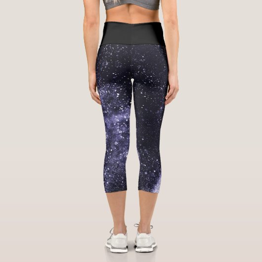 Violet lila peri abstrakte Galaxie Monogram Capri Leggings (Rückseite)