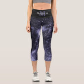 Violet lila peri abstrakte Galaxie Monogram Capri Leggings (Vorderseite)