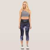 Violet lila peri abstrakte Galaxie Monogram Capri Leggings (Vorderseite)