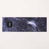 Violet lila peri abstrakte Galaxie Monogram Yogamatte (Vorderseite (Horizontal))
