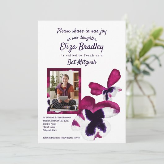 Violet & Lila Stiefmütterchen Bat Mitzvah Einladun Einladung (Stehend Vorderseite)