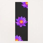 Violet Lotus-Blume auf der Black Yoga Mat Yogamatte (Vorderseite)