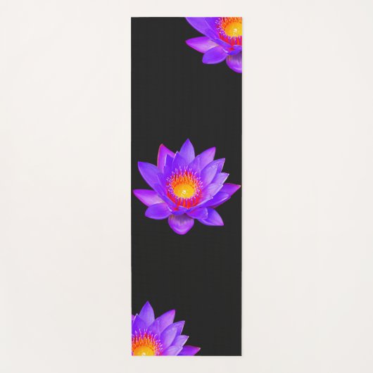 Violet Lotus-Blume auf der Black Yoga Mat Yogamatte (Vorderseite)