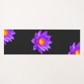 Violet Lotus-Blume auf der Black Yoga Mat Yogamatte (Vorderseite (Horizontal))