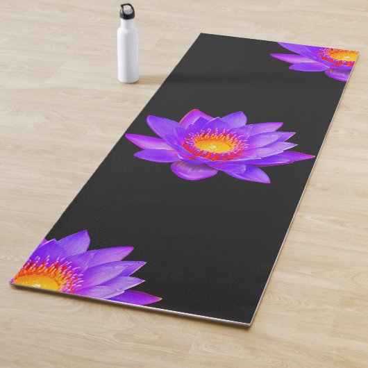 Violet Lotus-Blume auf der Black Yoga Mat Yogamatte (Beispiel)