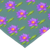 Violet Lotus Blume & Lily Pads auf Sapphire Green Tischdecke (Schrägansicht)