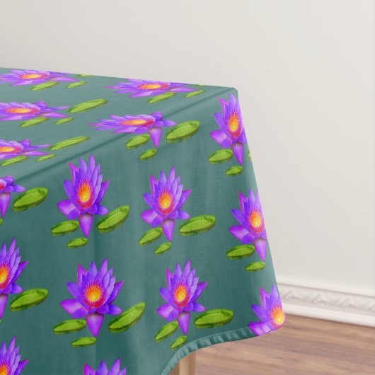Violet Lotus Blume & Lily Pads auf Sapphire Green Tischdecke (Beispiel)