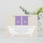 Violet Mit Monogramm Bath Handtücher Brautparty Einladung (Stehend Vorderseite)