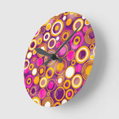 Violet Polka Dot Pattern Runde Wanduhr (Winkel)
