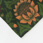 Violet und Columbine (von William Morris) Fleecedecke (Ecke)