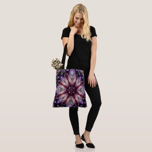 Violet und Magenta Kosmische Blume Kaleidoskop Tasche (Am Model)