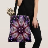 Violet und Magenta Kosmische Blume Kaleidoskop Tasche (Von Nahem)