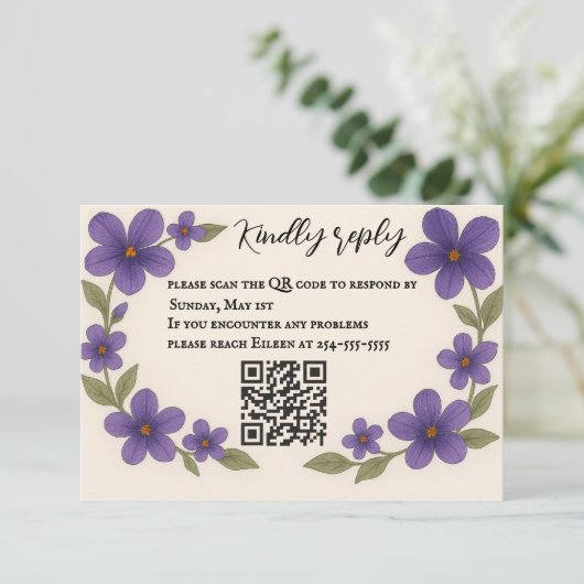 Violet Veil QR Code RSVP Karte (Stehend Vorderseite)
