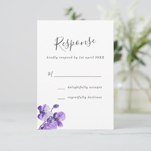 Violet Watercolor Orchids Wedding RSVP Karte (Stehend Vorderseite)