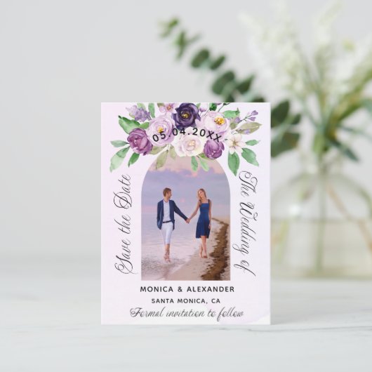 Violetflorale Foto Hochzeit speichern Sie das Datu Ankündigungspostkarte (Stehend Vorderseite)