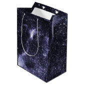 Violett lila abstrakte Galaxie Mittlere Geschenktüte (Rückseite Schrägansicht)