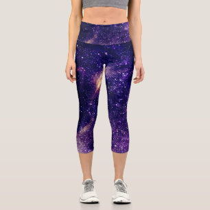 Violett lila abstraktes Galaxienuniversum Capri Leggings