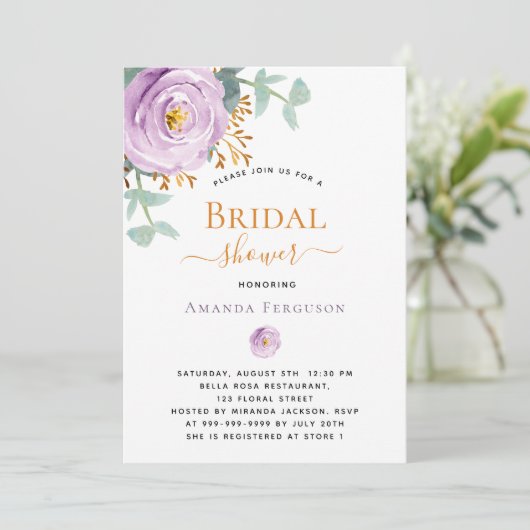 Violett lila Blumen Grünpflanzen Brautparty Einladung (Stehend Vorderseite)