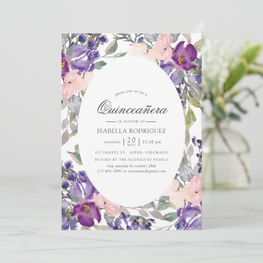 Violett, Pflaumen und Blütenblättrige Quinceñera Einladung (Stehend Vorderseite)