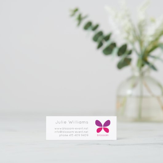 Violett Rosa Minimalistisch Modern BUTTERFLY Logo. Mini Visitenkarte (Stehend Vorderseite)