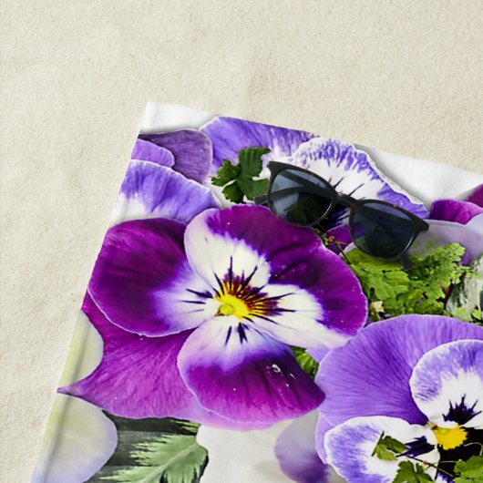Violett-violette Blüten-Monogramm-Namensskript Strandtuch (Beispiel)