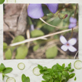 Violett von Vögeln mit Blüten Küchentuch (Gefaltet)