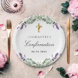 Violettblütenkonfirmation von Lavendel Pappteller<br><div class="desc">Ein weißer Hintergrund. Die Einrichtung besteht aus Lavendelblumen,  Eukalyptusgrün und einem goldenen Imitat. Personalisieren und fügen Sie einen Namen und ein Datum hinzu.</div>
